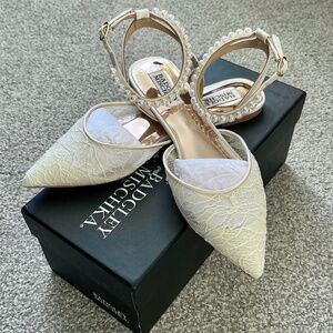 NEVER WORN  Badgley Mischka Fawn Bridal Flat - Ivory - Size 7